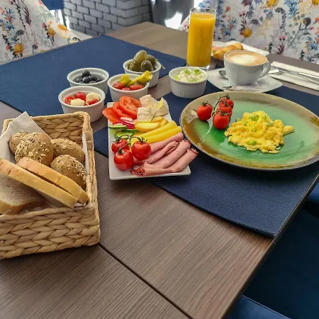No1 Restauracja Sniadanie I Parking W Cenie! * ليشنو